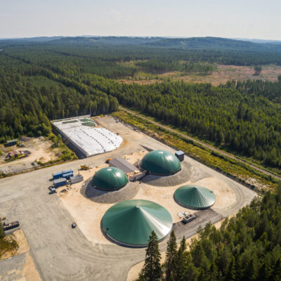 Ilmakuva Doranovan biokaasulaitoksesta vihreiden kaasukupujen ympäröimänä