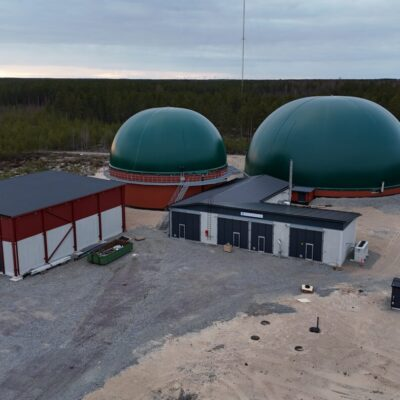 Vihandin biokaasulaitoksen vihreät kaasukuvut ja konehalli